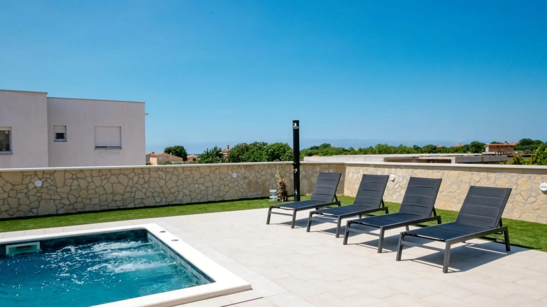Villa Paula Pula 0*,